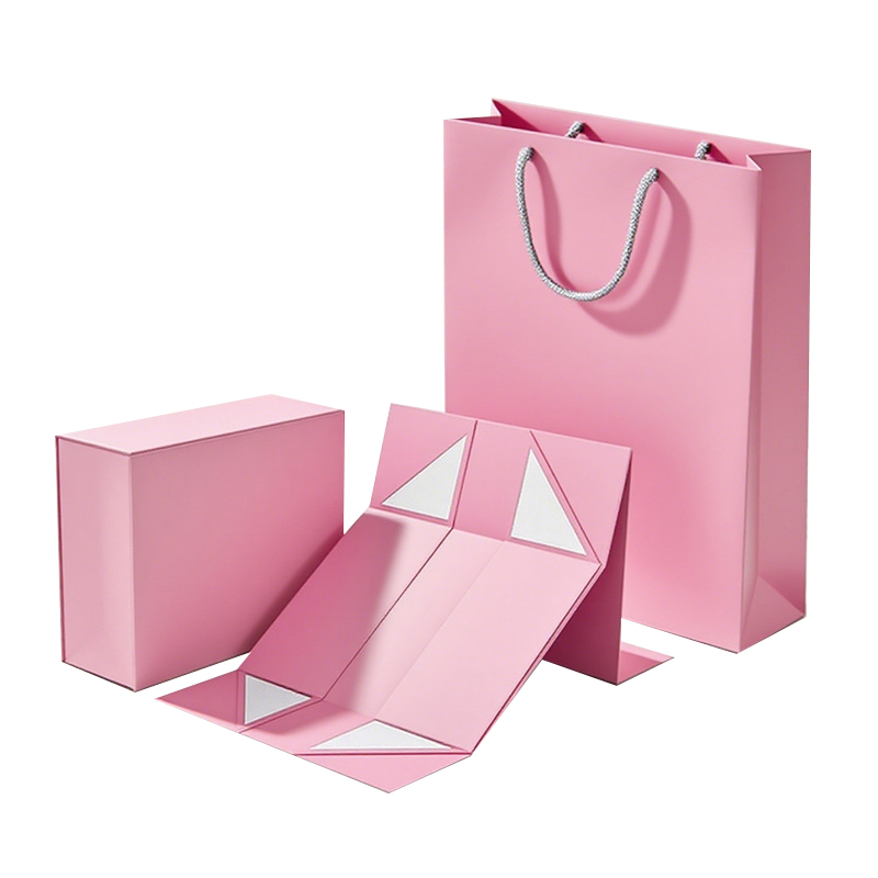 กล่องของขวัญผ้าพันคอไม่ใช่เวทย์มนตร์พิธีการที่เปลี่ยนผ้าพันคอนุ่ม ๆ จากการห่อเป็นการตั้งโชว์ไม่ใช่หรือ?